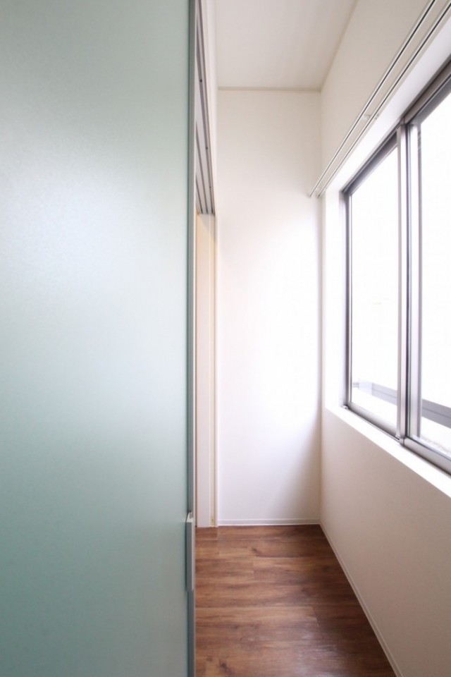 陽が差し込むインナーバルコニー。