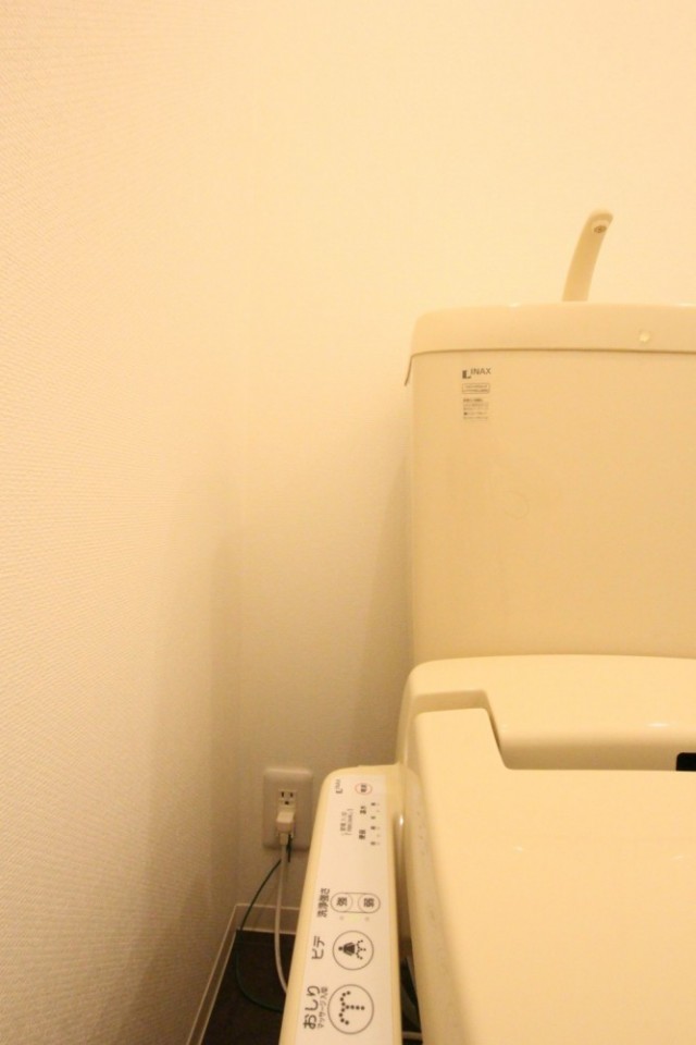 トイレはシャワートイレ付き。