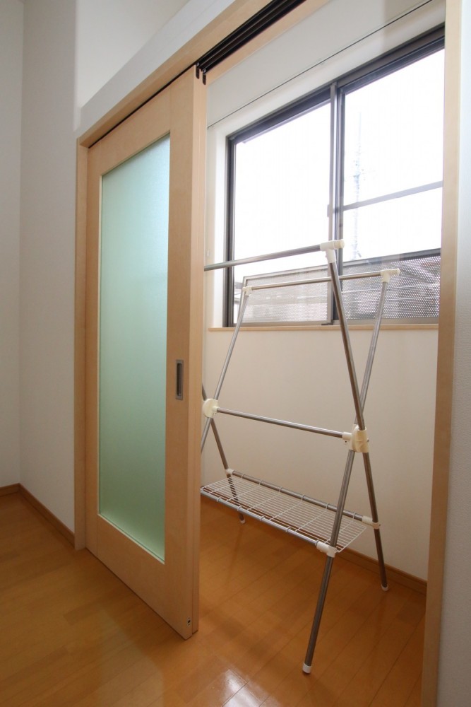 インナーバルコニーの様子。物干しスタンドが置ける広さ。