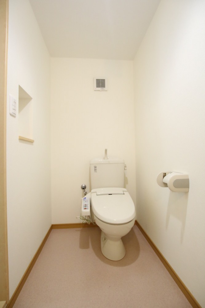 トイレは仕切りなし。うれしいシャワートイレ機能付き。