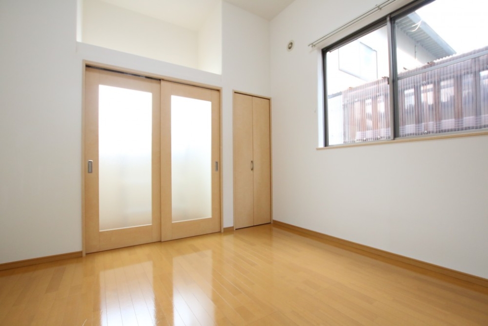 洋室のインナーバルコニー側。引き戸で仕切れます。