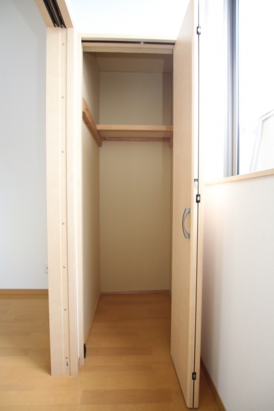インナーバルコニーにも洋室と同様の収納があります。