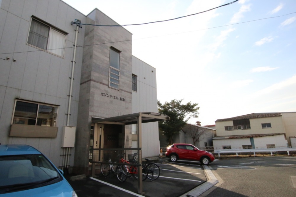 エントランスがオートロックなので安心。川沿いにあります。1階手前が今回紹介部屋です。