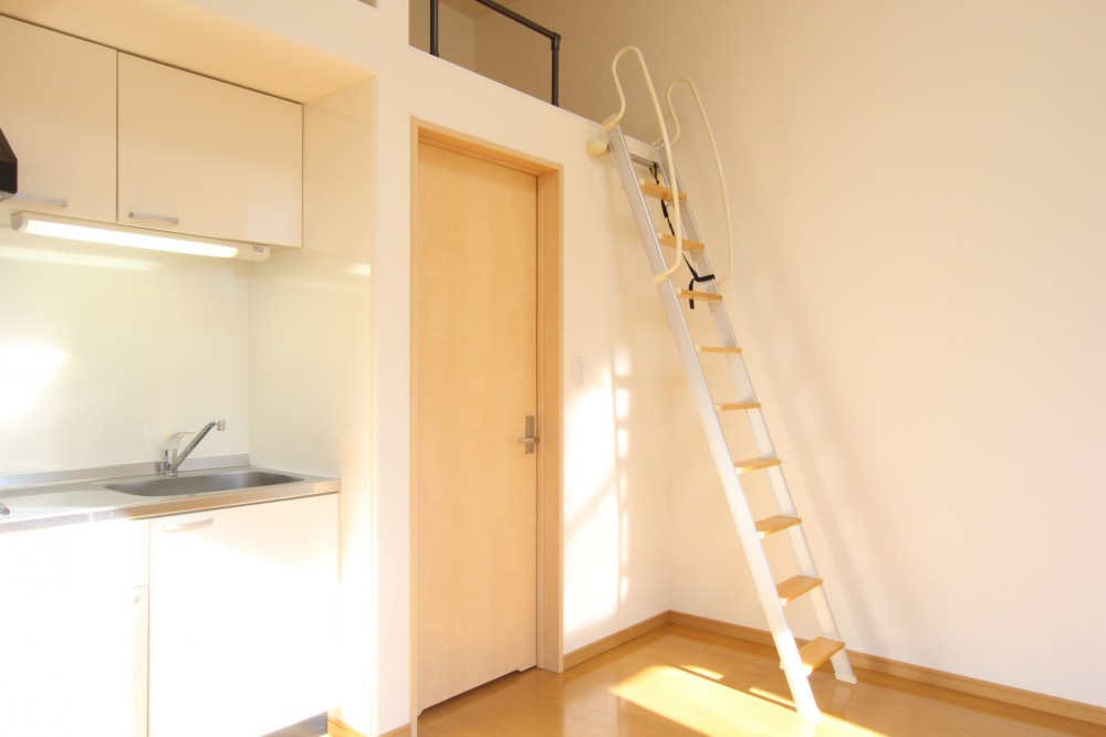 はしご階段を使いロフトへ