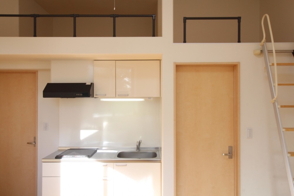 キッチンはロフト下の空間に置かれている