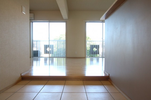 小上がりを上がるとナチュラルカラーのフローリング。