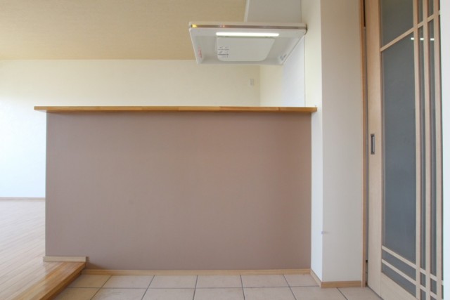 キッチンにつながる引き戸は大きめのガラス建具で採光GOOD。