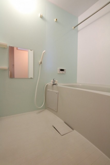 お風呂は癒しのグリーンアクセント。