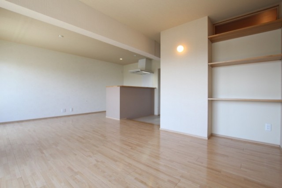 壁紙は全体的にホワイトカラーでエレガントな空間。