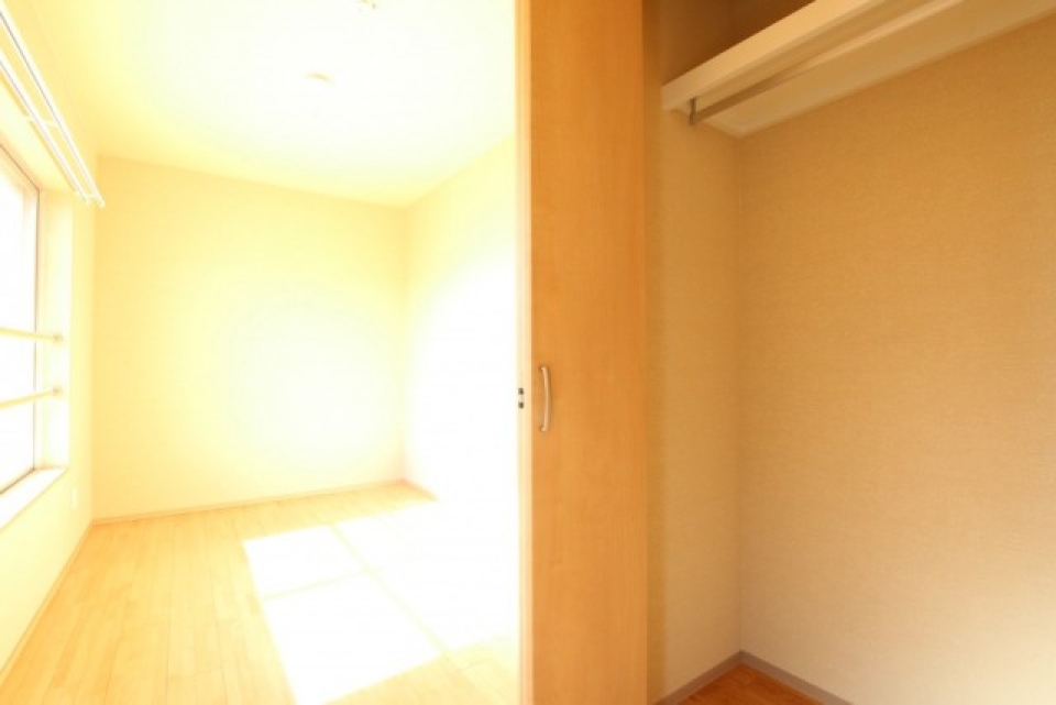 適度な大きさのクローゼット。