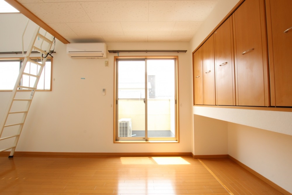 ロフト下の空間は高さもあり、大きな窓もあってとても快適