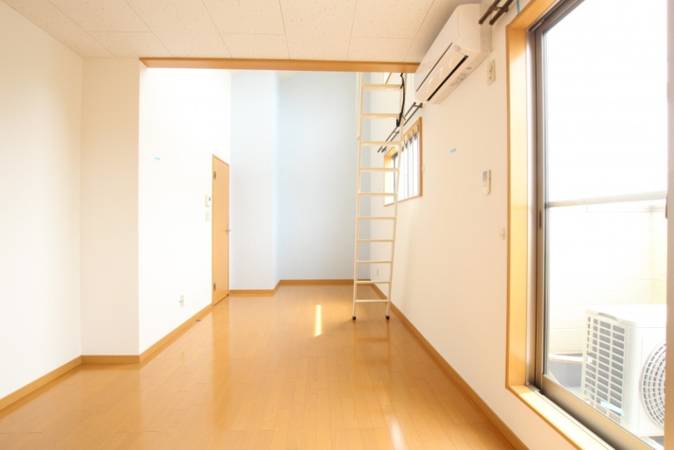 ロフト下から。ロフトを抜けると吹き抜け空間で開放的