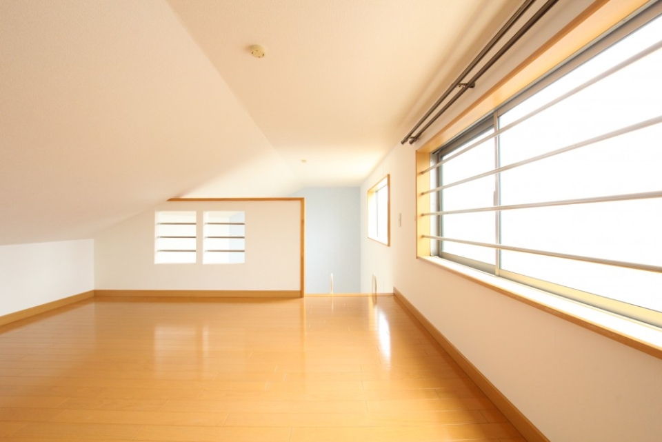 ロフトに上がると大きな窓あり。勾配屋根で隠れ家的な空間です