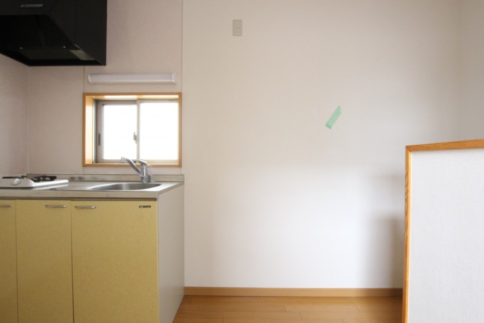 階段のすぐ横には黄色いキッチン