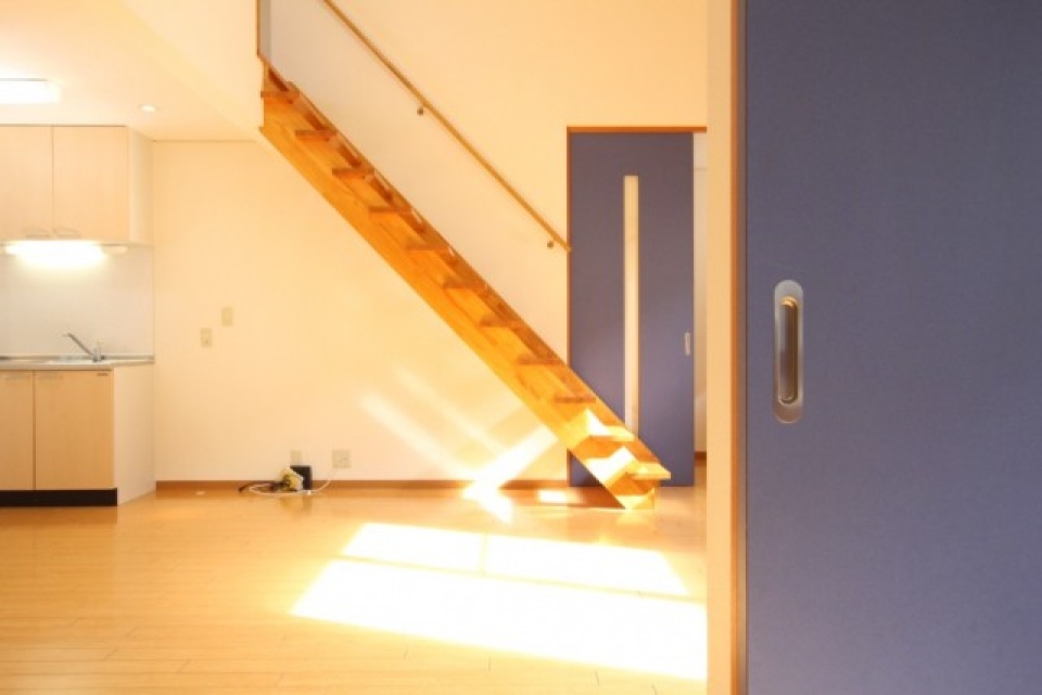 インパクトあるブルカラーの建具が印象的