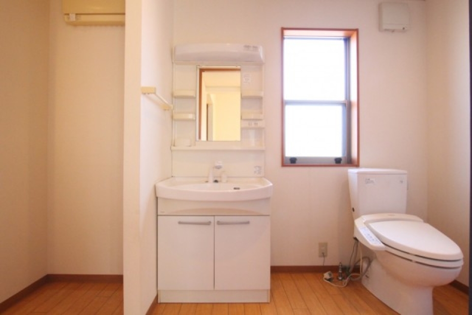 サニタリースペースには左から洗濯機置場・洗面台・トイレの順に並ぶ