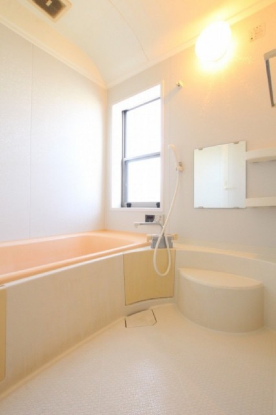 大きめサイズの浴室は追い焚き付き