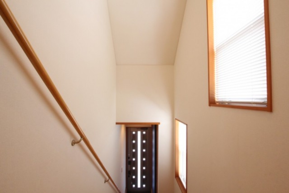 階段にもしっかり陽が降り注ぎとても明るい