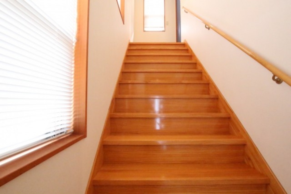 通常より横幅の広い階段。まるで式場のよう