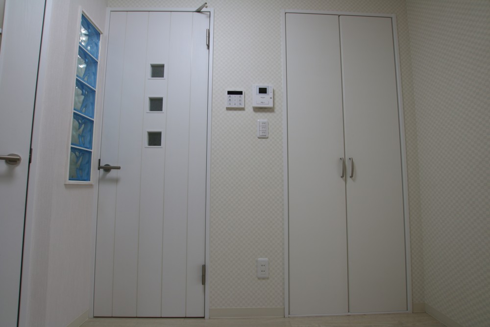 キッチンの反対に2つ並んだ扉は何だろう&hellip;？