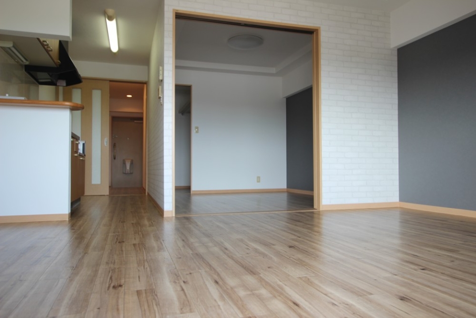 リビングと洋間5.2帖。その奥には