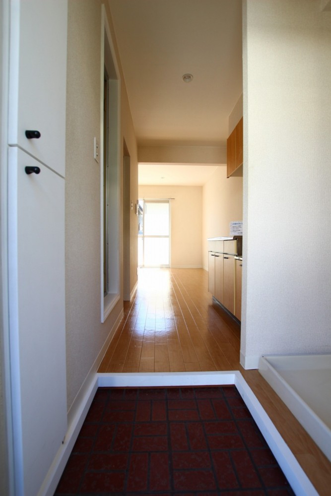 玄関スペース。左には縦長の下駄箱