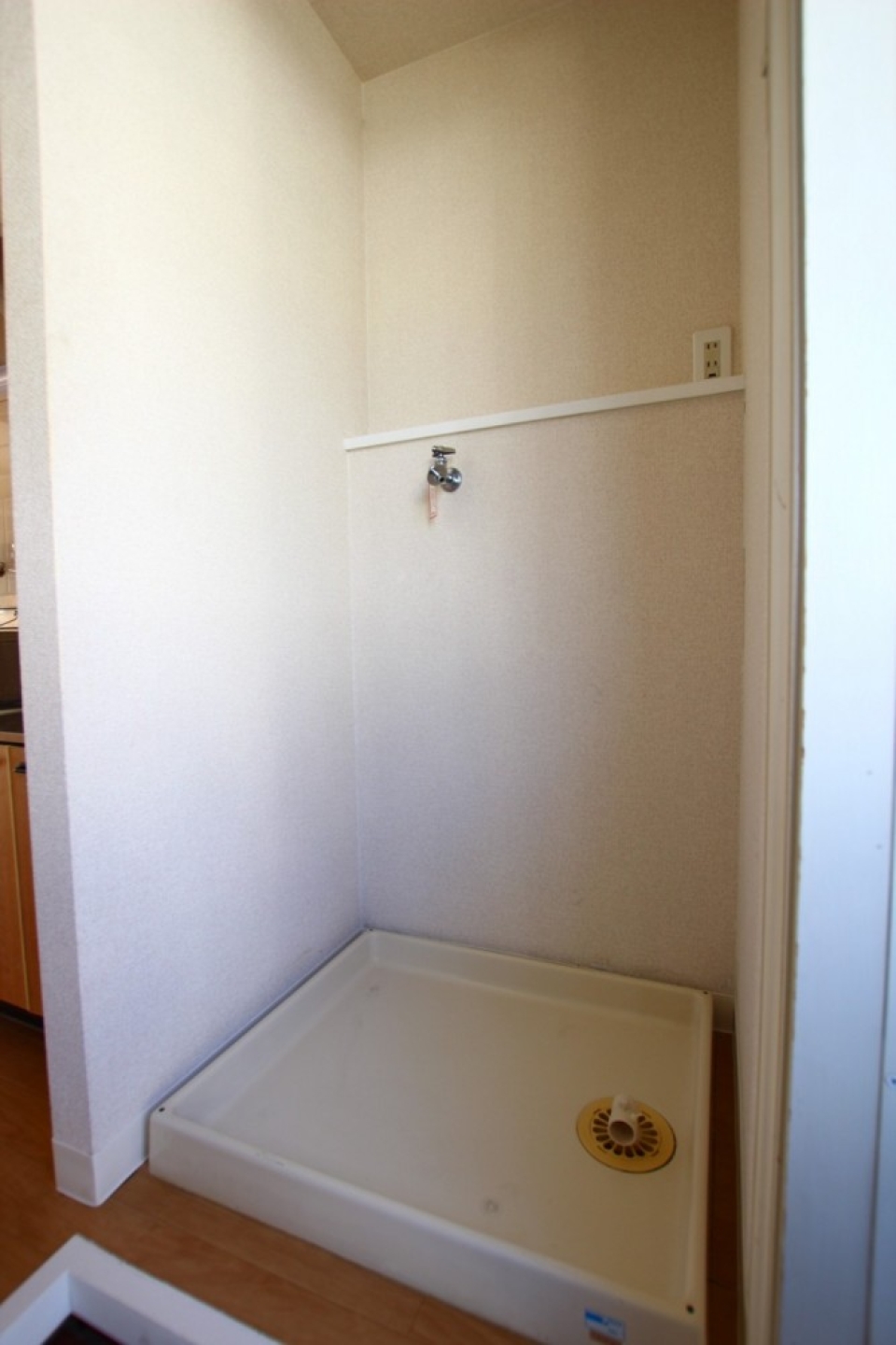 玄関右には洗濯機置場がある