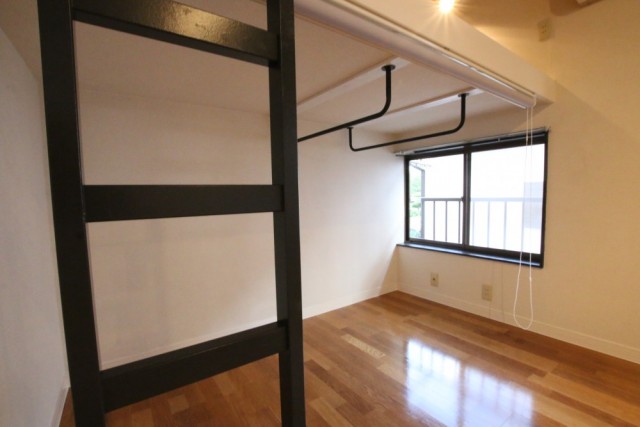 ロフト下にはハンガーパイプが