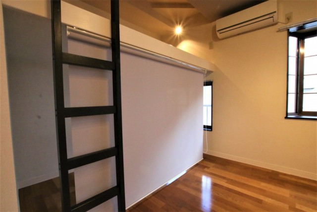 ロールカーテンがあるので、下は収納ですね！