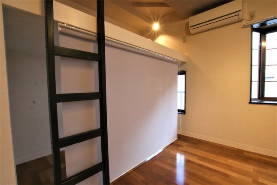 ロールカーテンがあるので、下は収納ですね！