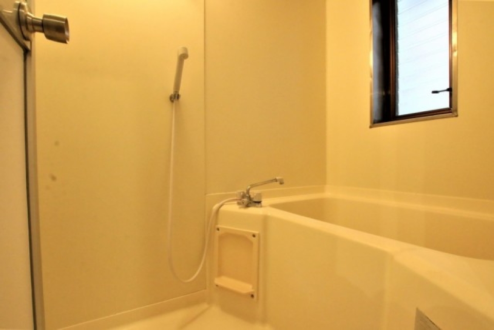 浴室は小窓がついてます