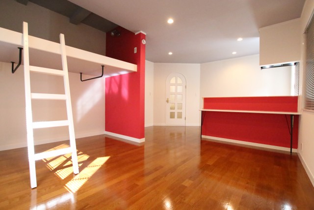 赤色が映えた12帖のワンルーム