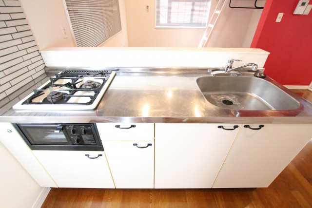 タイルがレトロでキュートなシステムキッチン