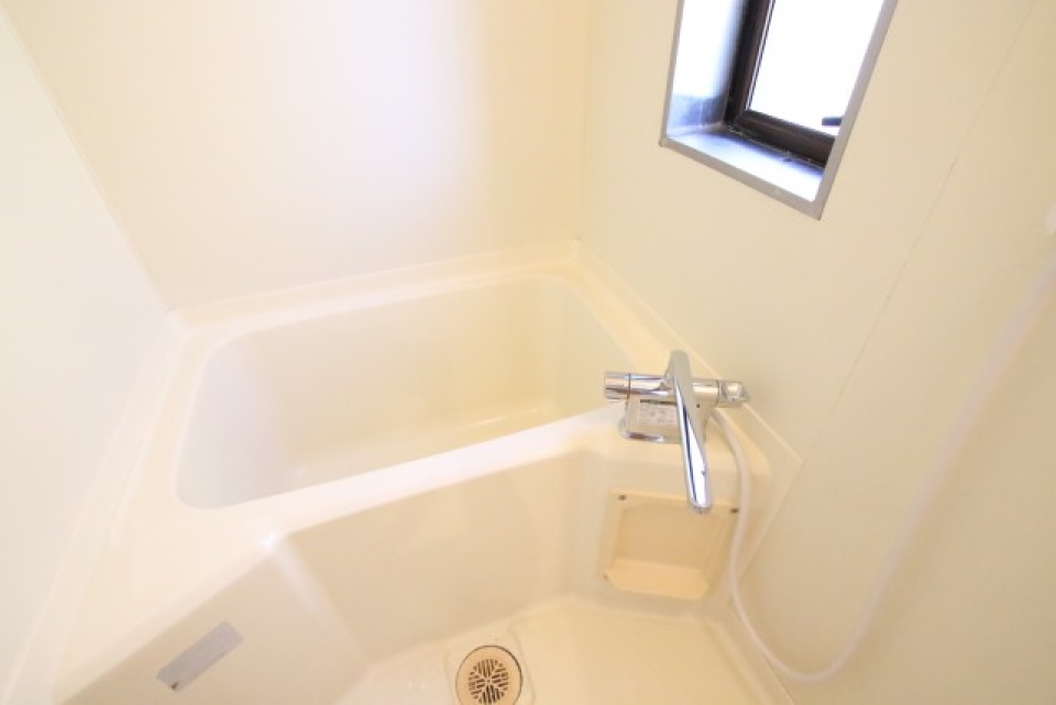 窓付きの浴室。