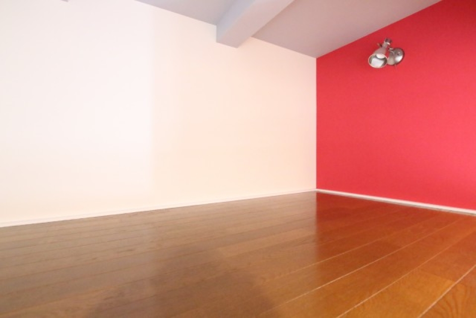 ロフト部分も赤！おしゃれな照明も映えますね