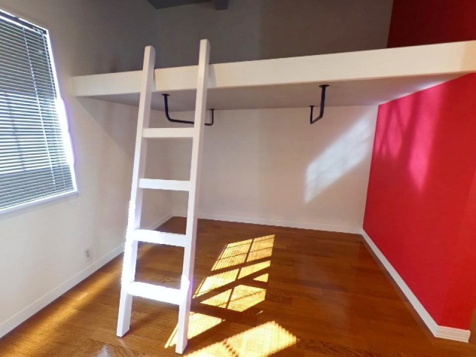 ロフトの下部分！はしごは好きな位置に動かせますよ～