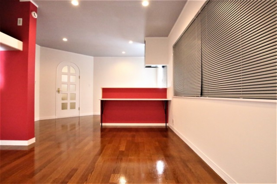 あらためて全体像。すっきり見えるダウンライトとブラインドが嬉しいポイントです！