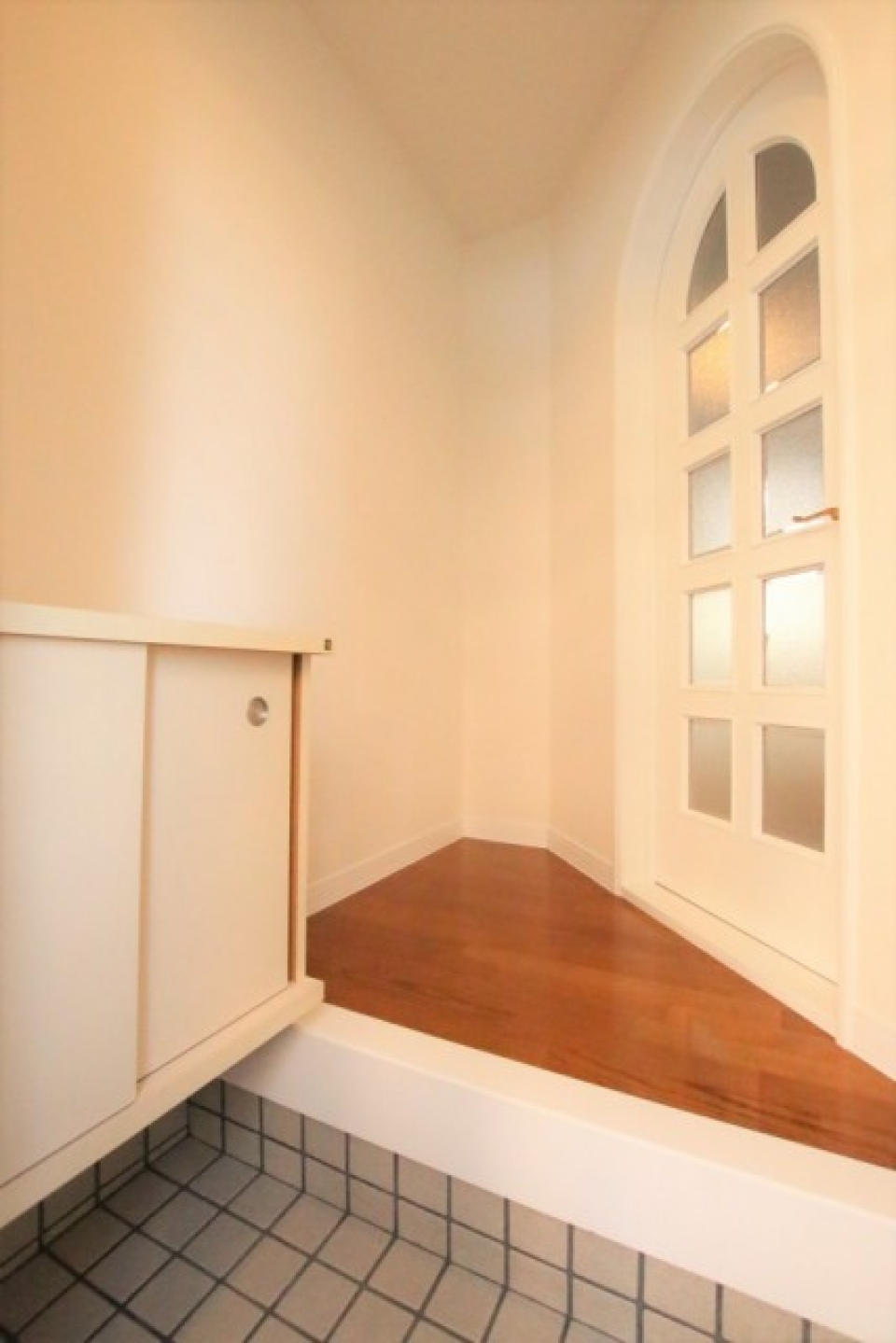 まあるい扉がポイントの玄関。