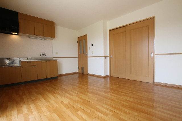 左から、キッチン、廊下への扉、そして洋室への扉です。