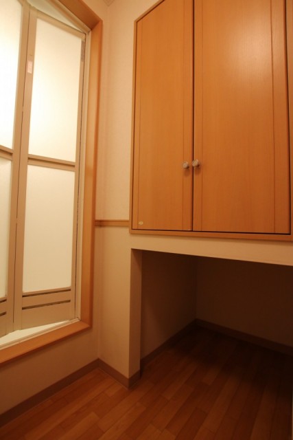 洗面所には収納スペース付き。