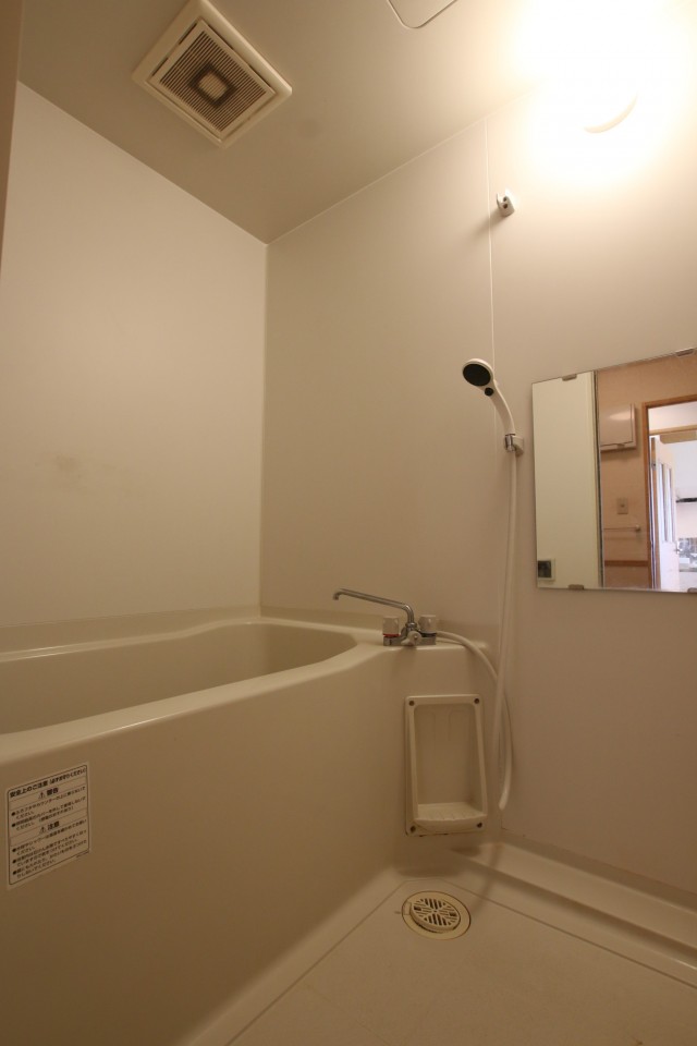 お風呂場シンプル。