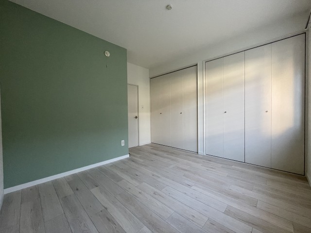 ミントグリーンの壁紙が印象的。クローゼットが2つも！