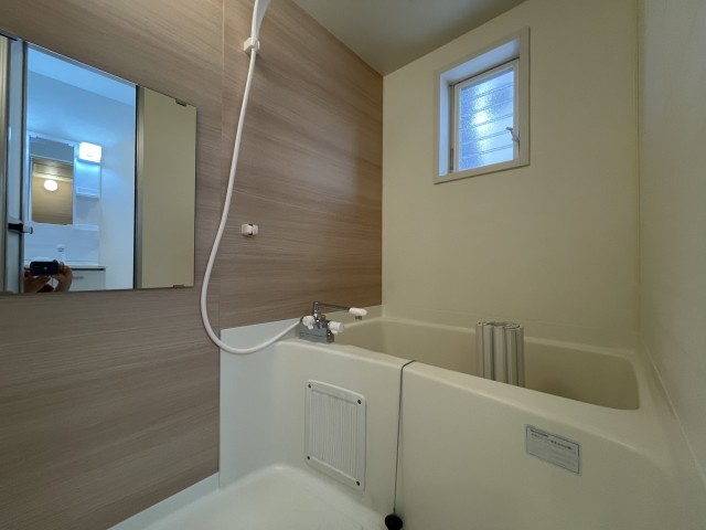 鏡と窓がついた浴室。