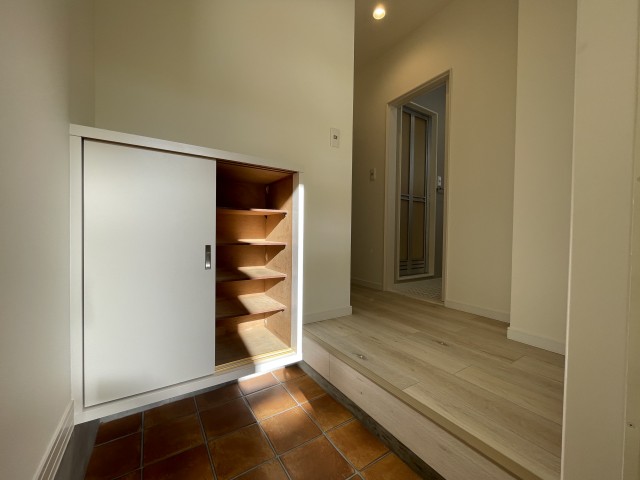 シューズボックス付きの玄関。