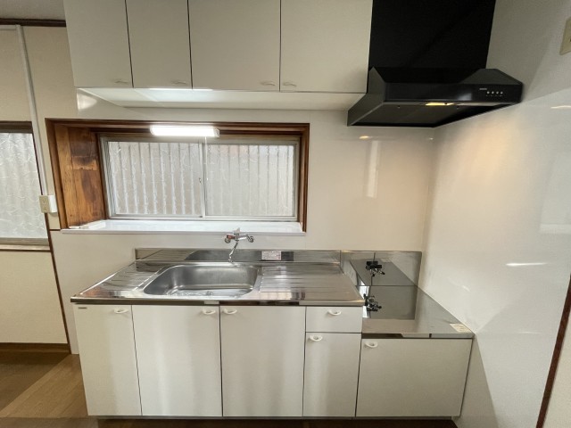 キッチンの様子。白を基調としています。