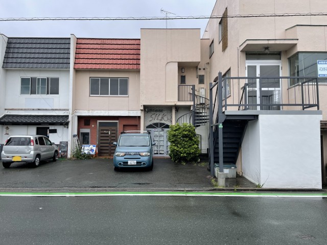 店舗前にお車1台駐車可能です。