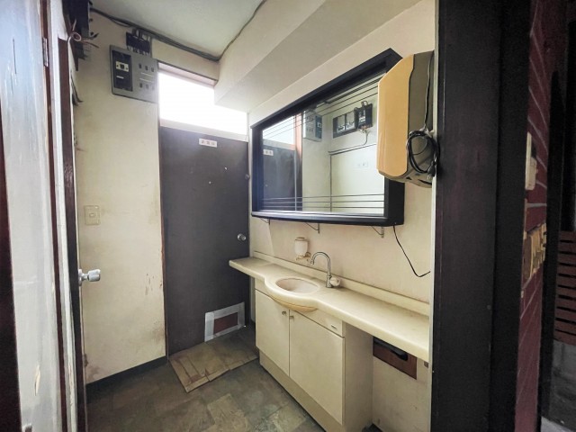 洗面脱衣所。裏口もあります。