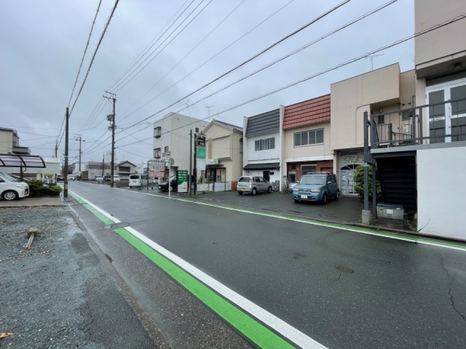 お店の前の道路は少し狭いです。