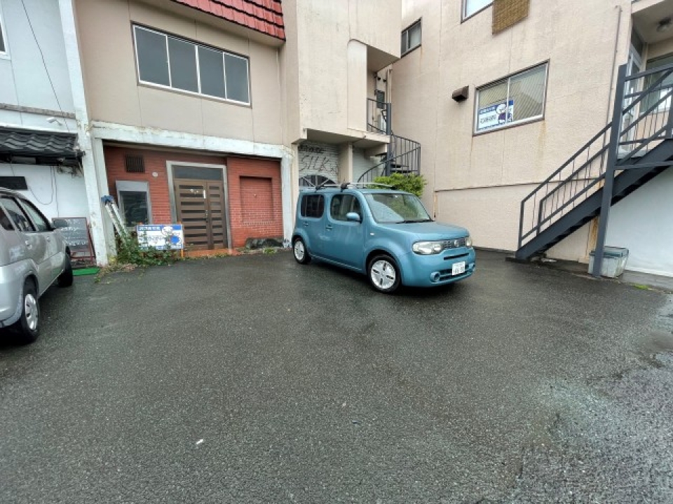 お店の前に駐車も可能です。