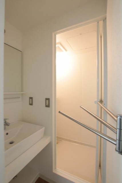 洗面スペースには、折り畳み式タオルフォルダー！